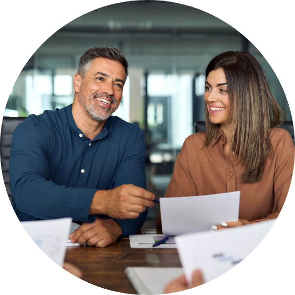 Hombre y mujer sonrientes observan un documento